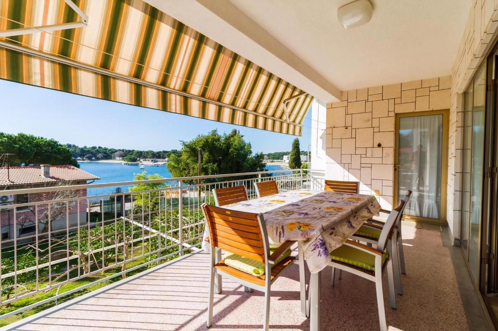 Apartment Geraeumige Lory Mit Meerblick In Strandnaehe Pula