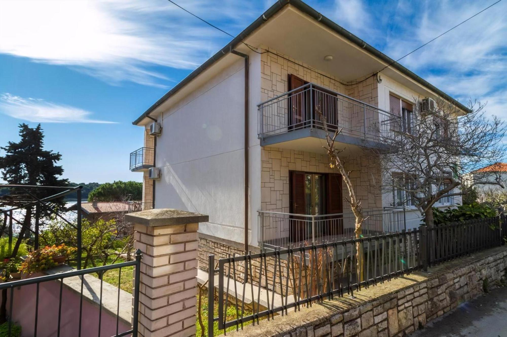 Apartman Geraeumige Lory Mit Meerblick In Strandnaehe Pula
