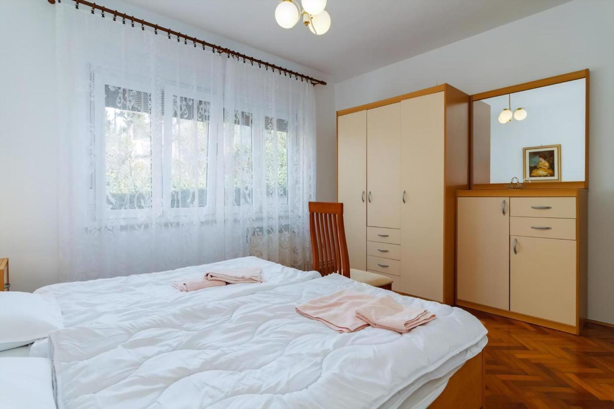 Geraeumige Lory Mit Meerblick In Strandnaehe Apartman