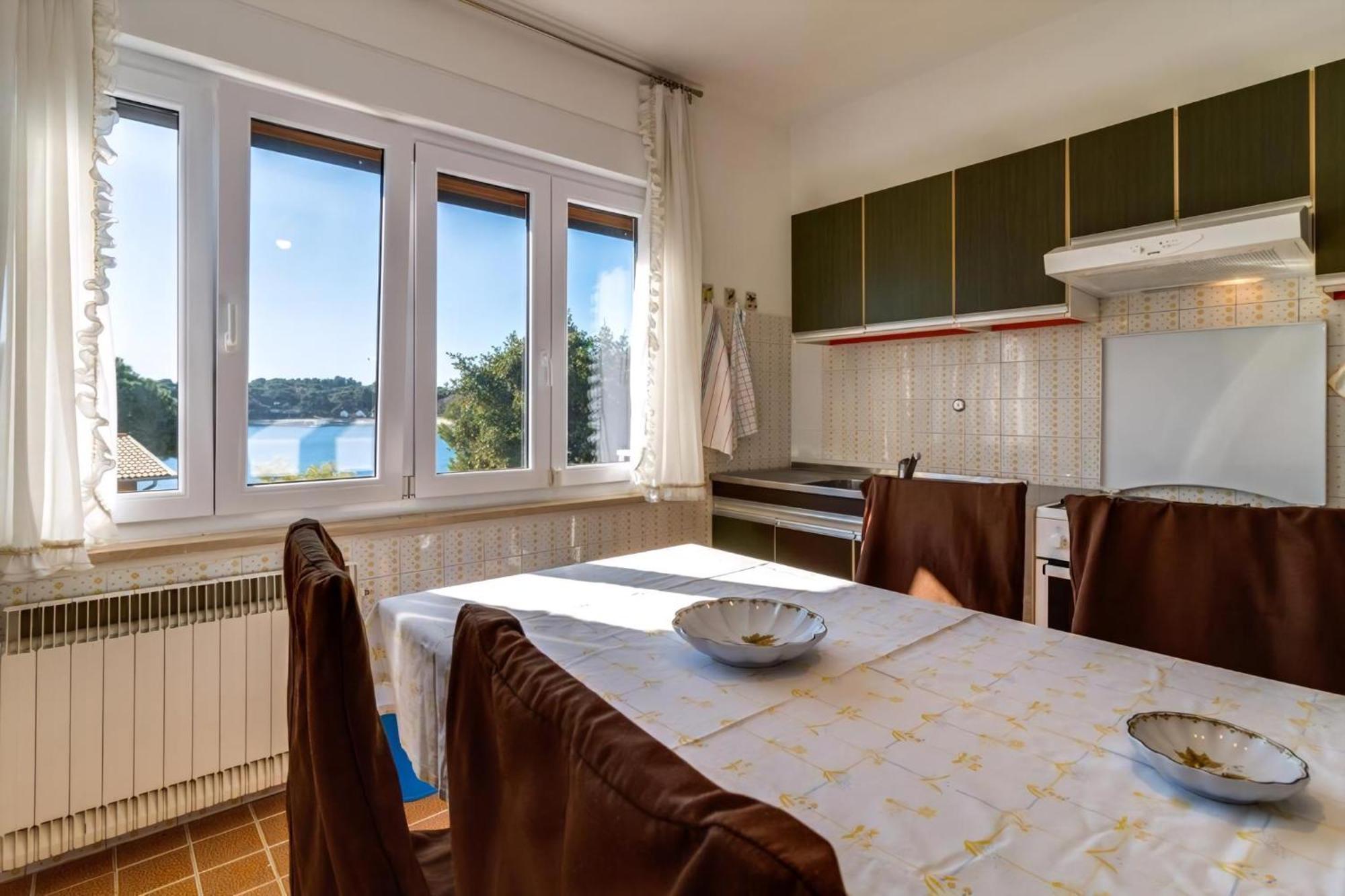 Geraeumige Lory Mit Meerblick In Strandnaehe Apartman Pula
